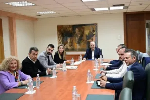 Συμφωνία Θεοδωρικάκου με τους βενζινοπώλες: Μπαίνει τέλος στις κινητοποιήσεις με voucher 3.000 ευρώ και λήξη του πλαφόν στις 30 Ιουνίου