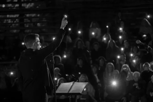 Θοδωρής Νικολάου: «Δεν νοείται ερμηνεία χωρίς τεχνική και συναίσθημα» - Ο Πατρινός ερμηνευτής μιλά για την «Ζωή εκτός οθόνης»