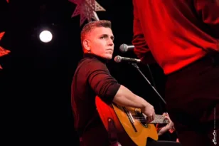 Θοδωρής Νικολάου: «Δεν νοείται ερμηνεία χωρίς τεχνική και συναίσθημα» – Ο Πατρινός ερμηνευτής μιλά για την «Ζωή εκτός οθόνης»