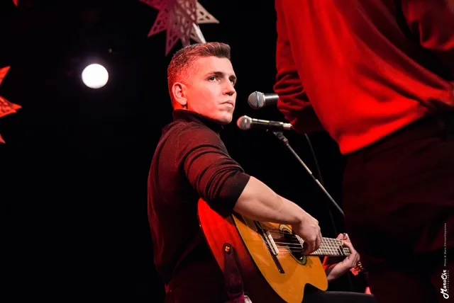 Θοδωρής Νικολάου: «Δεν νοείται ερμηνεία χωρίς τεχνική και συναίσθημα» - Ο Πατρινός ερμηνευτής μιλά για την «Ζωή εκτός οθόνης»