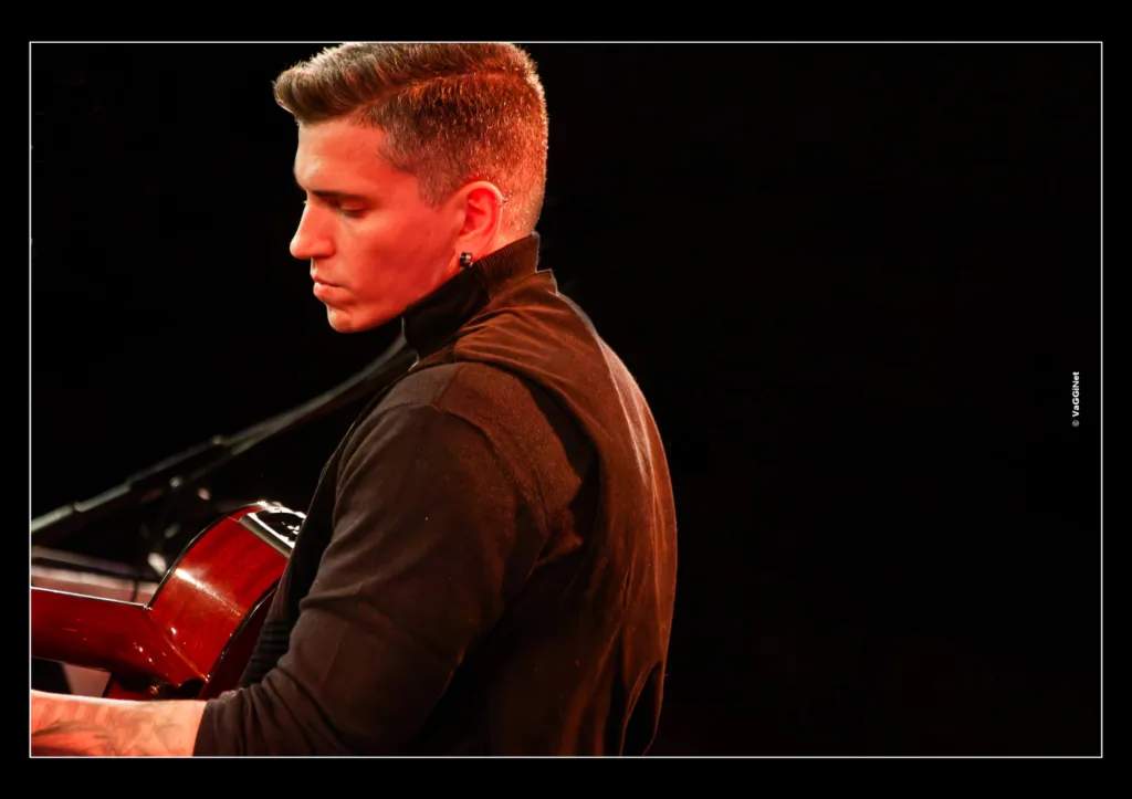 Θοδωρής Νικολάου: «Δεν νοείται ερμηνεία χωρίς τεχνική και συναίσθημα» - Ο Πατρινός ερμηνευτής μιλά για την «Ζωή εκτός οθόνης»