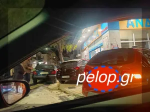 Αυτοκίνητο «μπούκαρε» σε σούπερ μάρκετ στην Πάτρα μετά από τροχαίο, ΦΩΤΟ