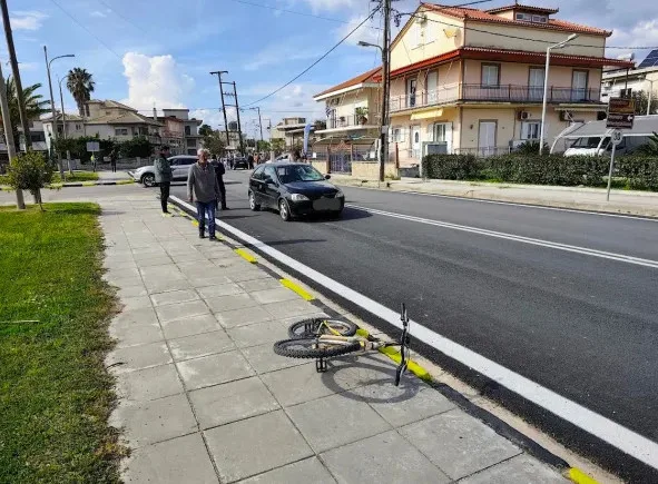 Τροχαίο ατύχημα στο Μεσολόγγι: Ποδηλάτισσα νεαρής ηλικίας παρασύρθηκε από Ι.Χ. ΦΩΤΟ