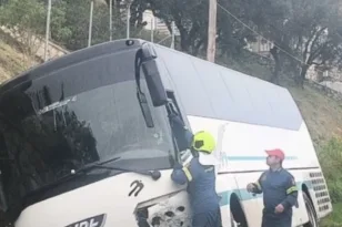 Άγιο είχαν μαθητές στη Ζάκυνθο, το λεωφορείο, που τους μετέφερε συγκρούστηκε με ΙΧ, ΦΩΤΟ, ΒΙΝΤΕΟ