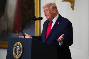 Τραμπ για Πούτιν: «Μπορεί να βοηθάει λίγο το Ιράν»