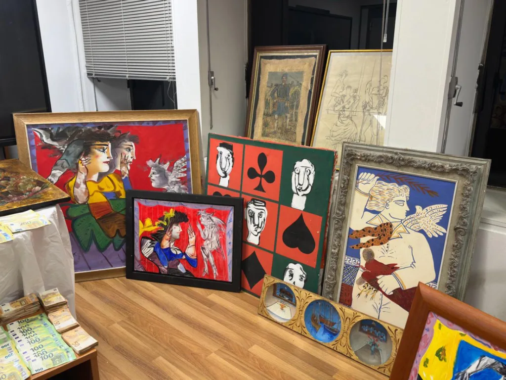 Η ανώνυμη καταγγελία που έφερε έρευνα της ΕΛΑΣ για τον γνωστό γκαλερίστα ΦΩΤΟ