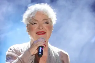 «Τώρα είμαι με το μπαστουνάκι μου», η Τάνια Τσανακλίδου για την περιπέτεια με την υγεία της