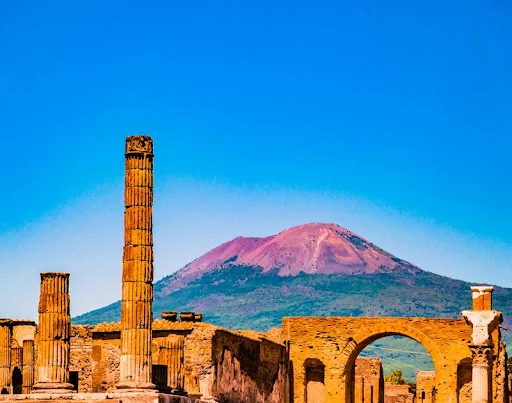 Νάπολη: Μια πόλη που σε κερδίζει με χάος, ιστορία και την καλύτερη πίτσα του κόσμου Νάπολη: Μια πόλη που σε κερδίζει με χάος, ιστορία και την καλύτερη πίτσα του κόσμου