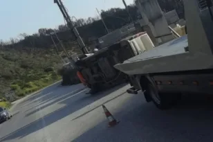Πάτρα: Ανατροπή οχήματος στη ΒΙΠΕ, τυχερός μέσα στην ατυχία του ο οδηγός