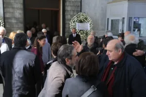 Το «αντίο» στον Γιώργο Βότση: Φάμελος, Χαρίτσης, Λαλιώτης, Δαμανάκη, Βούλτεψη, ΦΩΤΟ