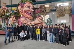 Πατρινό Καρναβάλι: 1.300 μαθητές και ενήλικες γνώρισαν στο Πετρωτό πώς φτιάχνονται τα άρματα