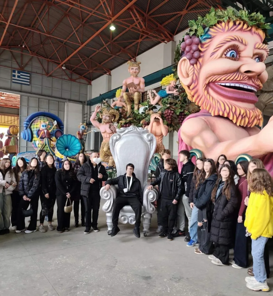 Πατρινό Καρναβάλι: 1.300 μαθητές και ενήλικες γνώρισαν στο Πετρωτό πώς φτιάχνονται τα άρματα