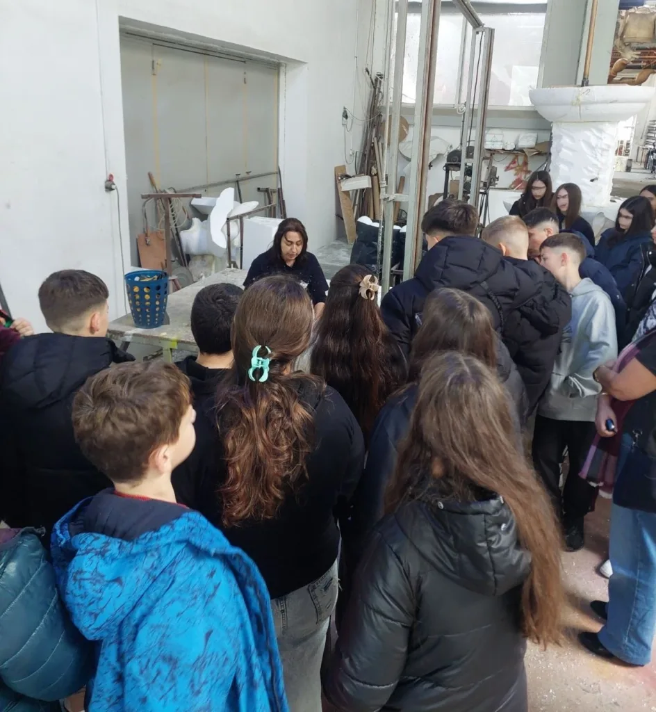 Πατρινό Καρναβάλι: 1.300 μαθητές και ενήλικες γνώρισαν στο Πετρωτό πώς φτιάχνονται τα άρματα