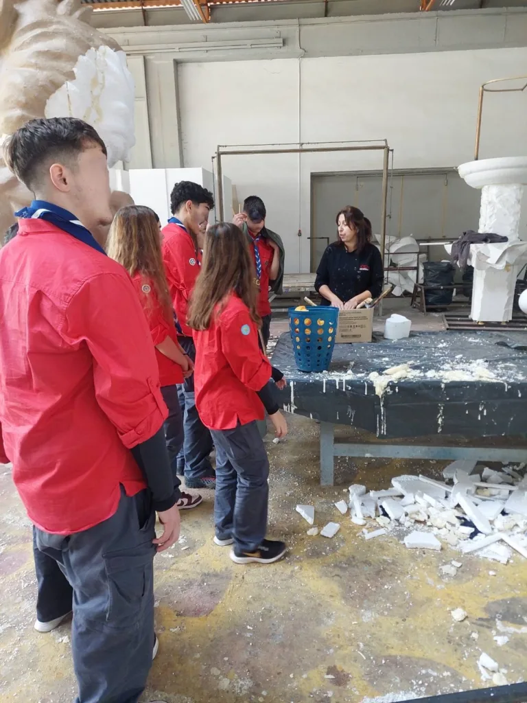 Πατρινό Καρναβάλι: 1.300 μαθητές και ενήλικες γνώρισαν στο Πετρωτό πώς φτιάχνονται τα άρματα