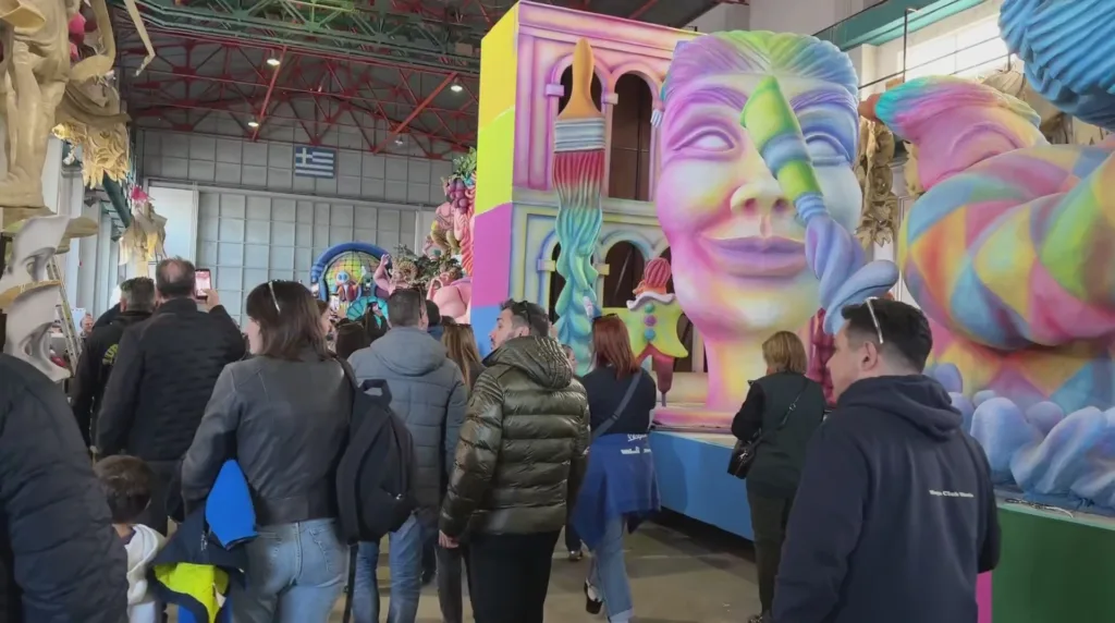 Πατρινό Καρναβάλι: 1.300 μαθητές και ενήλικες γνώρισαν στο Πετρωτό πώς φτιάχνονται τα άρματα