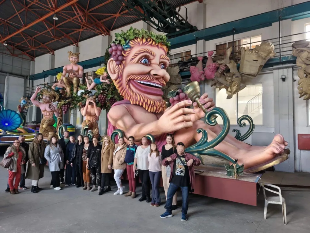 Πατρινό Καρναβάλι: 1.300 μαθητές και ενήλικες γνώρισαν στο Πετρωτό πώς φτιάχνονται τα άρματα