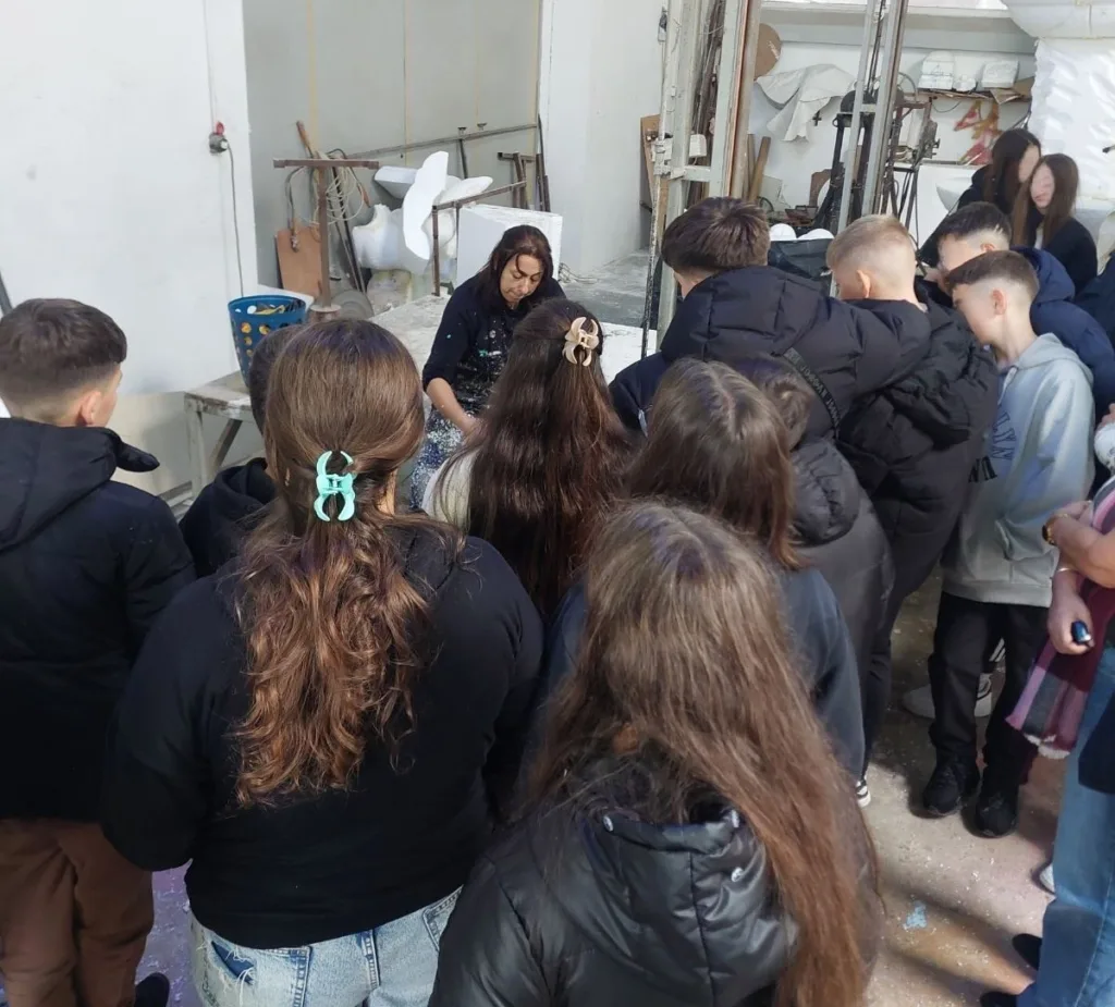 Πατρινό Καρναβάλι: 1.300 μαθητές και ενήλικες γνώρισαν στο Πετρωτό πώς φτιάχνονται τα άρματα