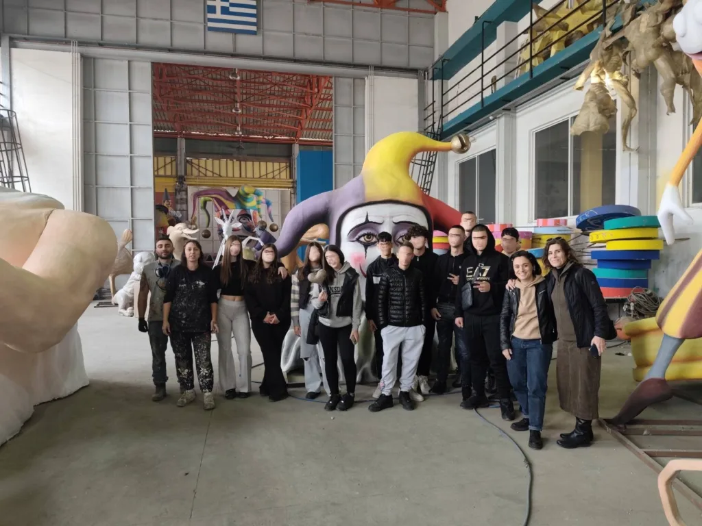 Πατρινό Καρναβάλι: 1.300 μαθητές και ενήλικες γνώρισαν στο Πετρωτό πώς φτιάχνονται τα άρματα