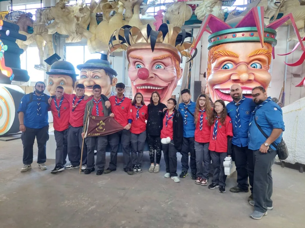 Πατρινό Καρναβάλι: 1.300 μαθητές και ενήλικες γνώρισαν στο Πετρωτό πώς φτιάχνονται τα άρματα