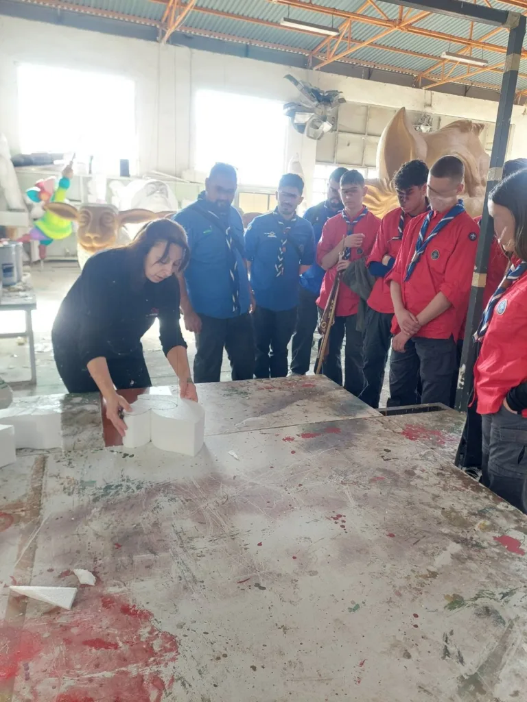 Πατρινό Καρναβάλι: 1.300 μαθητές και ενήλικες γνώρισαν στο Πετρωτό πώς φτιάχνονται τα άρματα