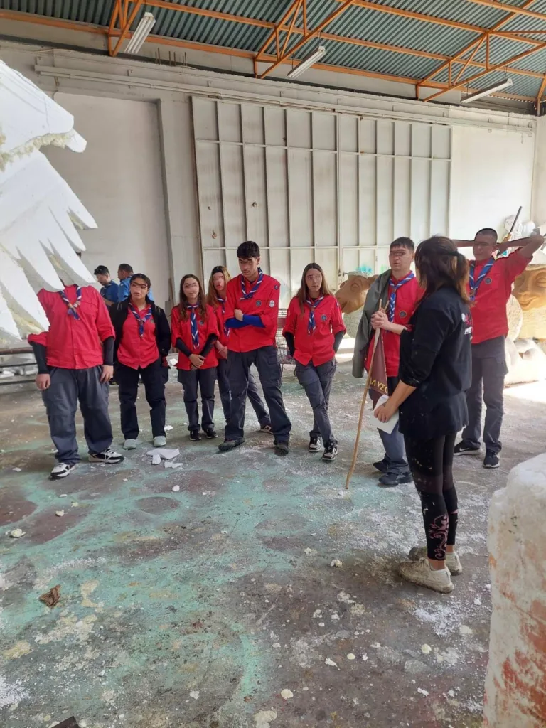 Πατρινό Καρναβάλι: 1.300 μαθητές και ενήλικες γνώρισαν στο Πετρωτό πώς φτιάχνονται τα άρματα