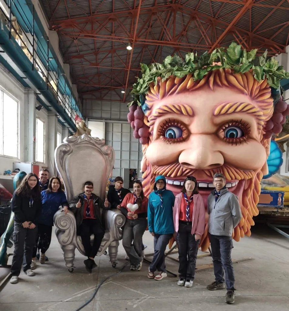 Πατρινό Καρναβάλι: 1.300 μαθητές και ενήλικες γνώρισαν στο Πετρωτό πώς φτιάχνονται τα άρματα