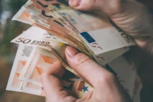 Δώρο Πάσχα 2026: Πότε πληρώνεται και πόσα δικαιούνται οι εργαζόμενοι