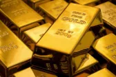 Πιέσεις στον χρυσό καθώς ενισχύεται το πετρέλαιο και το δολάριο