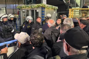 Θεσσαλονίκη: Ένταση έξω από την Agrotica - Αγρότες θέλουν να μπουν στα εγκαίνια