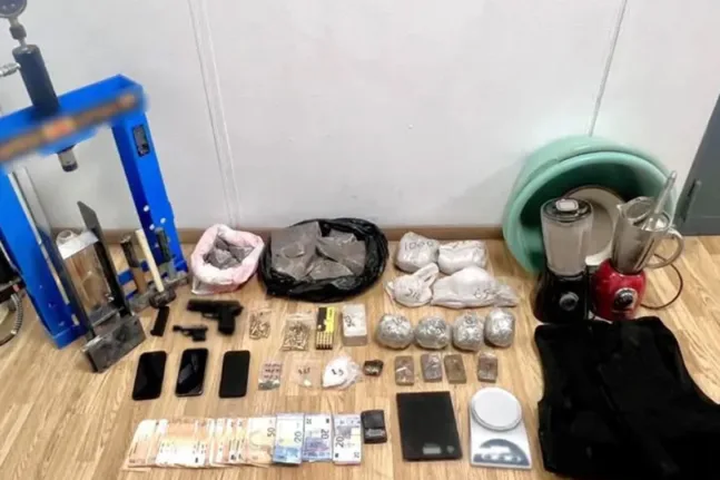 Ηρωίνη, κοκαΐνη, «καβάτζα», πιστόλια και αλεξίσφαιρο γιλέκο, εξαρθρώθηκε συμμορία που διακινούσε ναρκωτικά στη Δυτική Αττική, ΒΙΝΤΕΟ