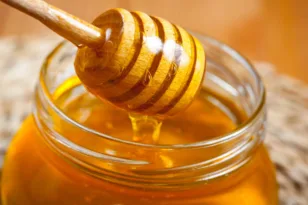 Μέλι και μικρόβια: Τι δείχνει νέα έρευνα για τη φυσική του δράση