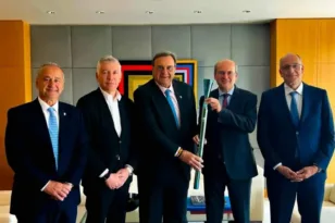 Ο πρόεδρος της ΕΟΚ Βαγγέλης Λιόλιος και ΕΟΕ στον Αντιπρόεδρο της Κυβέρνησης