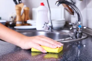 Το «μαγικό» σφουγγάρι καθαρισμού που γεμίζει το περιβάλλον με μικροπλαστικά