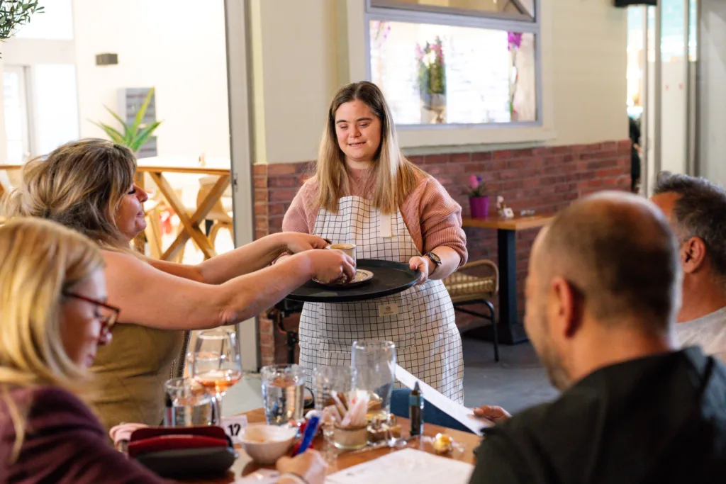 H ΗΕLLENiQ ΕNERGY στηρίζει το πρώτο κοινωνικό καφενείο με εργαζόμενους ΑμεΑ στο Θριάσιο