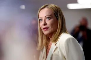 Selfie της Μελόνι με πρόσωπο που συνδέεται με τη μαφία προκαλεί πολιτική θύελλα στην Ιταλία