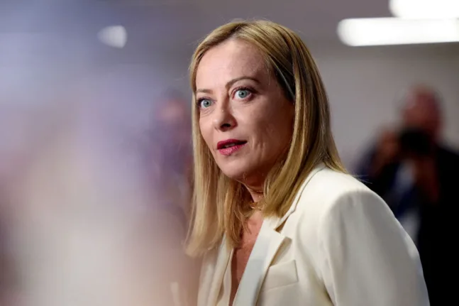 Selfie της Μελόνι με πρόσωπο που συνδέεται με τη μαφία προκαλεί πολιτική θύελλα στην Ιταλία