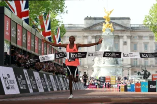 Εγραψε ιστορία ο Σεμπάστιαν Σάουε μπροστά από τα Ανάκτορα του Μπάκιγχαμ