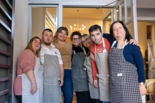 H ΗΕLLENiQ ΕNERGY στηρίζει το πρώτο κοινωνικό καφενείο με εργαζόμενους ΑμεΑ στο Θριάσιο