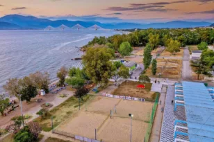 Αντιπαράθεση για δωρεά κερκίδων στον Δήμο Πατρέων για την πλαζ