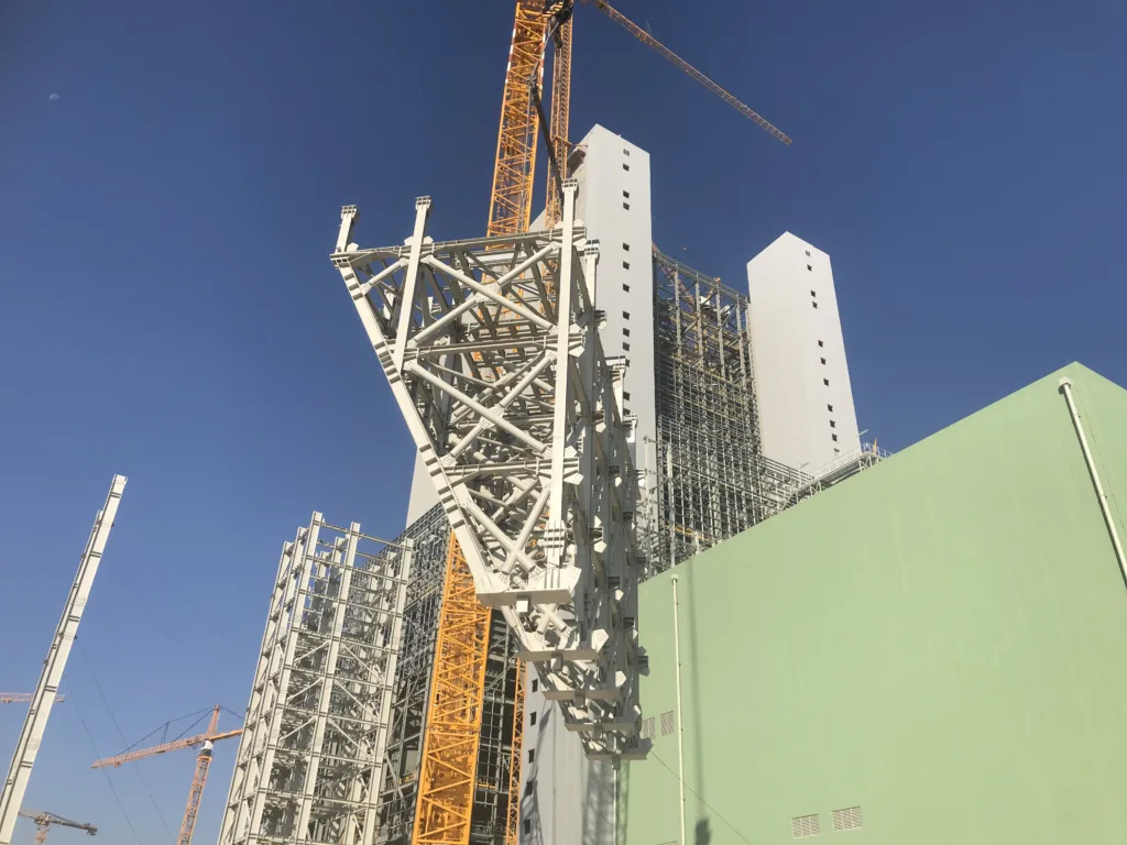 Προκλήσεις στην κατασκευή πολυώροφων μεταλλικών κατασκευών. Πώς η συνεργασία με τους κατασκευαστές βελτιώνει τα αποτελέσματα των έργων