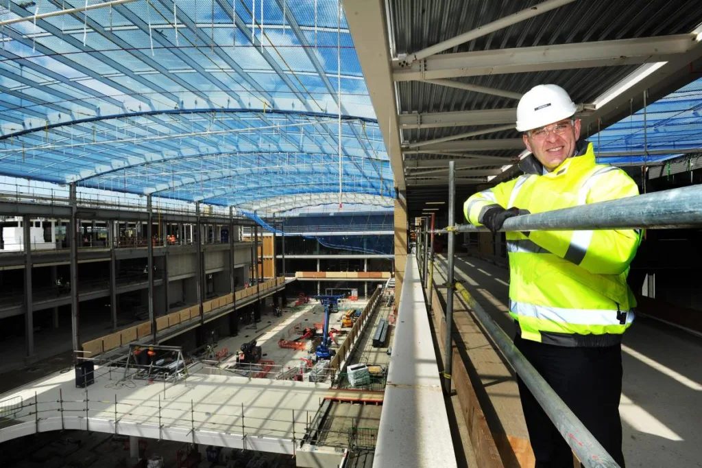 Προκλήσεις στην κατασκευή πολυώροφων μεταλλικών κατασκευών. Πώς η συνεργασία με τους κατασκευαστές βελτιώνει τα αποτελέσματα των έργων