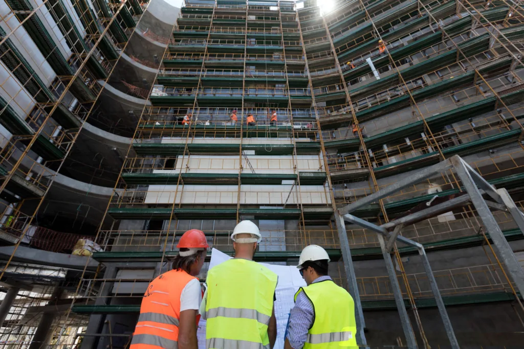 Προκλήσεις στην κατασκευή πολυώροφων μεταλλικών κατασκευών. Πώς η συνεργασία με τους κατασκευαστές βελτιώνει τα αποτελέσματα των έργων