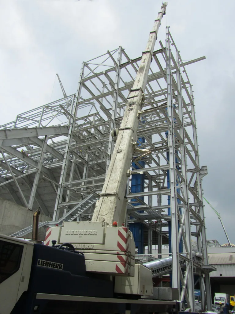 Προκλήσεις στην κατασκευή πολυώροφων μεταλλικών κατασκευών. Πώς η συνεργασία με τους κατασκευαστές βελτιώνει τα αποτελέσματα των έργων