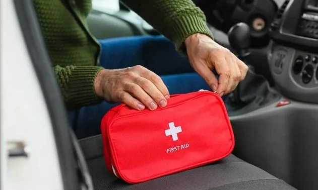 Ο Ελληνικός Ερυθρός Σταυρός «απαντά» για το Κουτί Πρώτων Βοηθειών στα ΙΧ