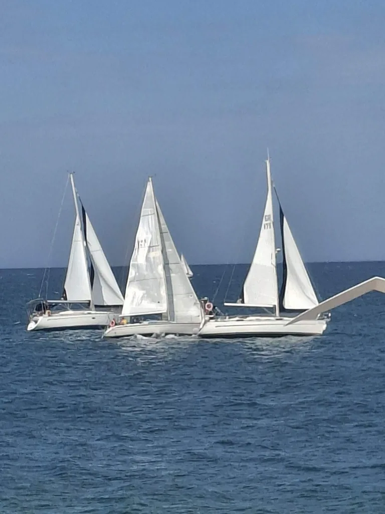 Εντυπωσιακές εικόνες στον Πατραϊκό από τον ιστιοπλοϊκό αγώνα «Θυσίας»