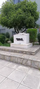 Αγνωστοι βεβήλωσαν με μαύρη μπογιά το μνημείο του Νίκου Τεμπονέρα στην Πάτρα ΦΩΤΟΓΡΑΦΙΑ