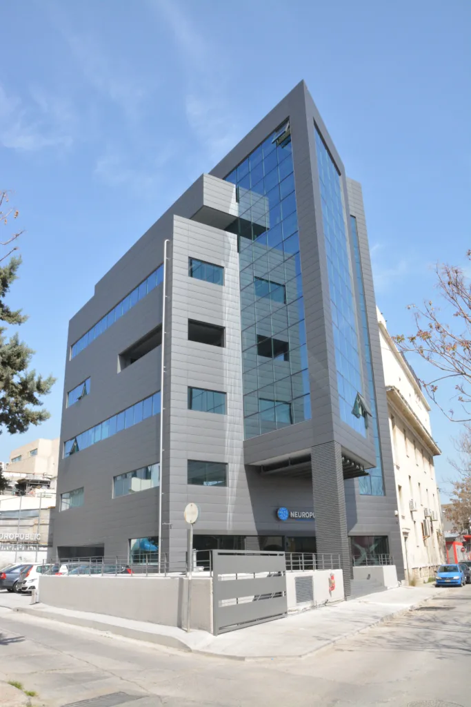 Προκλήσεις στην κατασκευή πολυώροφων μεταλλικών κατασκευών. Πώς η συνεργασία με τους κατασκευαστές βελτιώνει τα αποτελέσματα των έργων