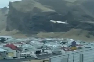 Πιλότος γιόρτασε τη συνταξιοδότησή του πετώντας Boeing πάνω από χωριό και προκάλεσε πανικό