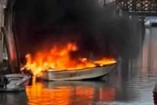 Φωτιά σε σκάφος στη Βενετία: Τραυματίστηκε ο ιδιοκτήτης, δείτε βίντεο