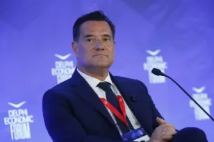 Αιχμές Γεωργιάδη σε Κοβέσι στο Φόρουμ των Δελφών: «Όσο μας επιτρέπει, έχουμε ακόμη Δημοκρατία»